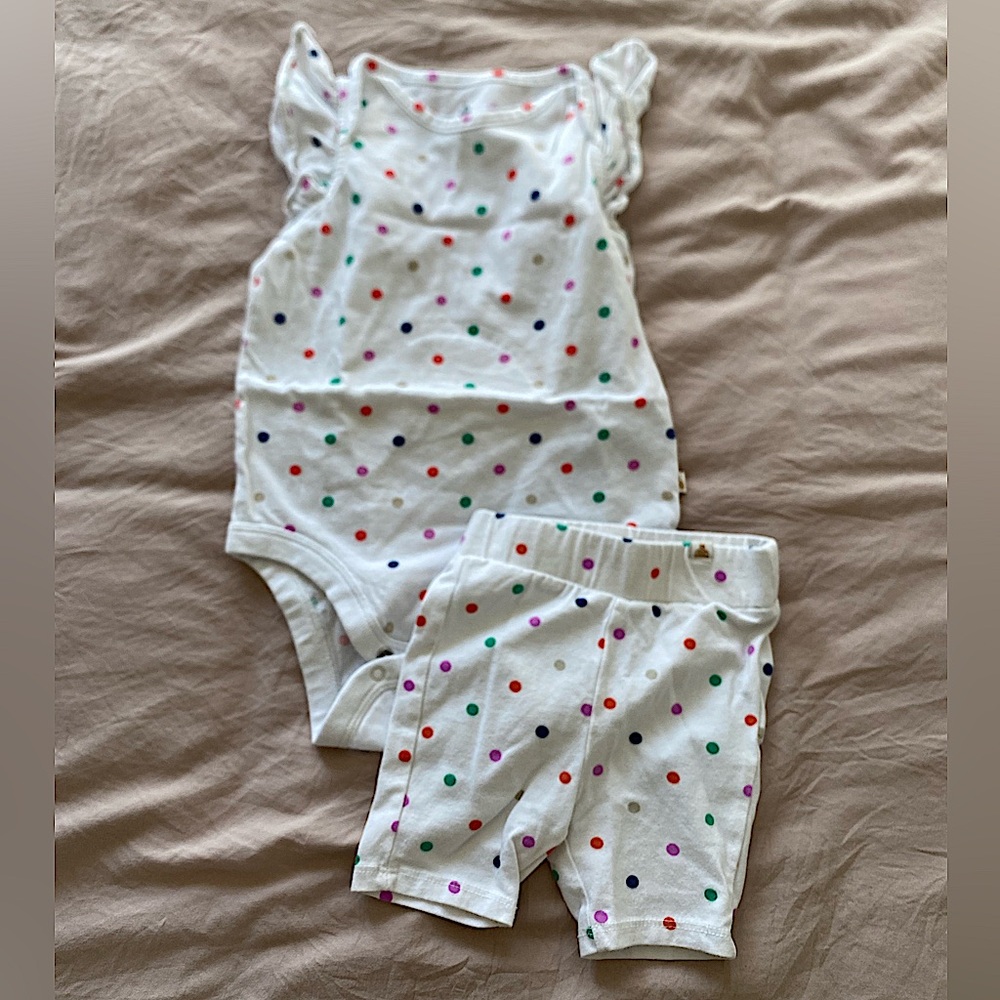 Like new baby Gap bodysuit and bike shorts, size 12-18